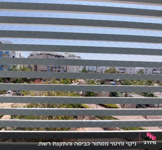 רשת יונים על חלון למניעת כניסת יונים
